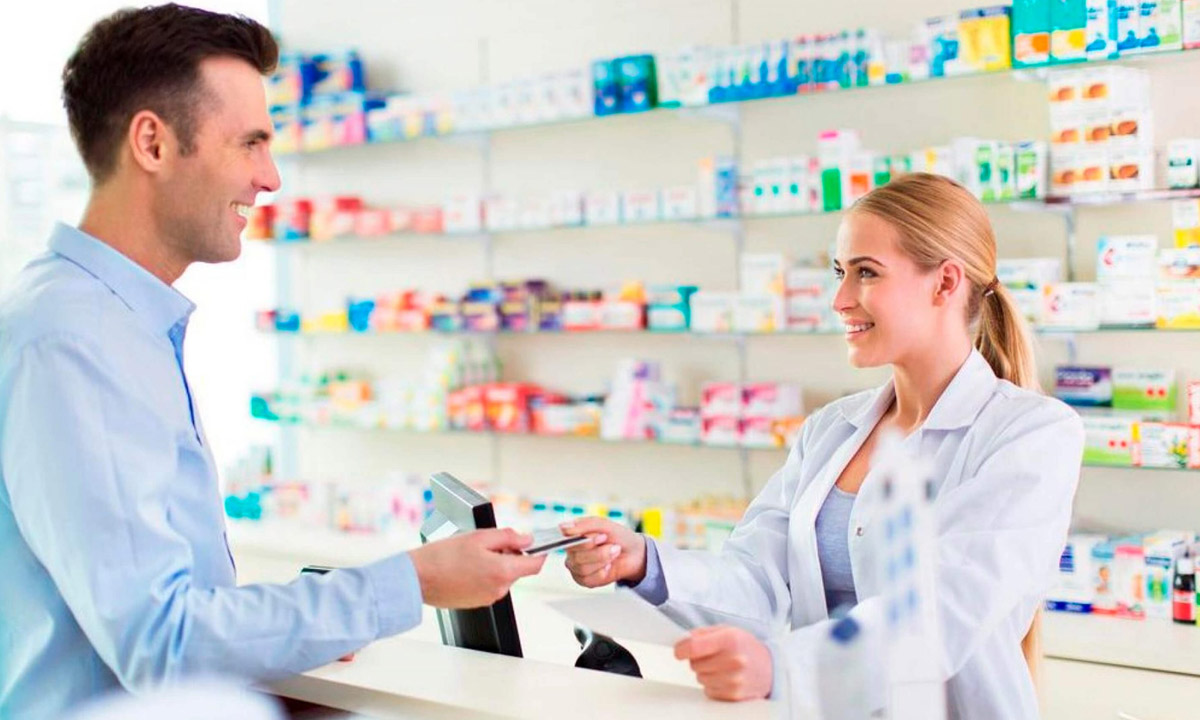 O que faz um atendente de farmácia e quanto ganha?
