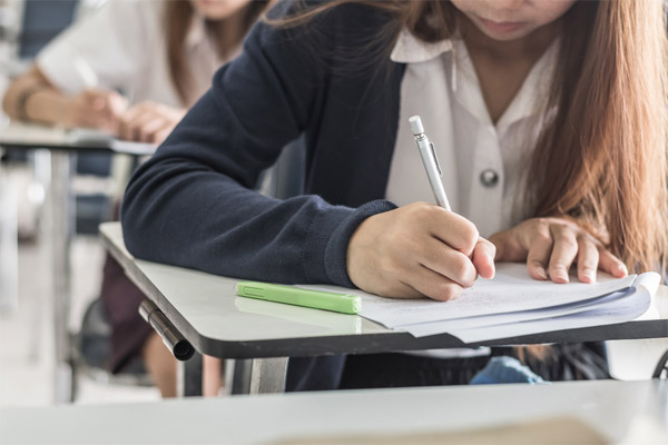 Estudante fazendo prova
